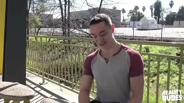 REALITY DUDES - Bu Hetero Jock, Sik Emmek ve Sikilmek İçin Nakit Teklifi Kabul Etti