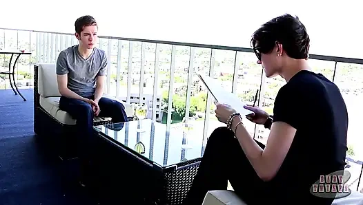 Nico götünü dışarıda imzalıyor