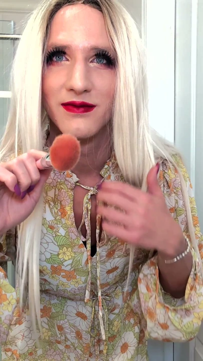 Farklı kıyafetlerle travesti