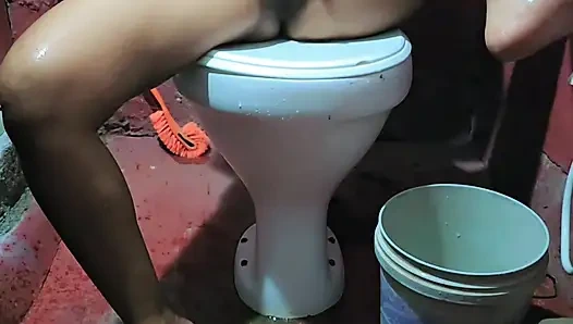 Bugün banyoda duş alarak yetindim, kötü durumda parmak nabzımdaki suyu boşalttım.