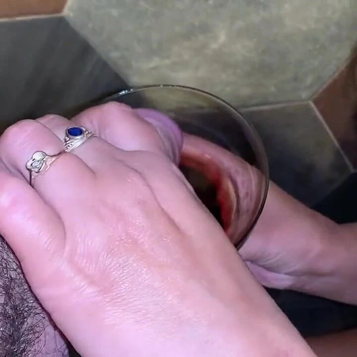 Kıllı üniversiteli kız orta yaşlı seksi kadın oral seksle eğleniyor