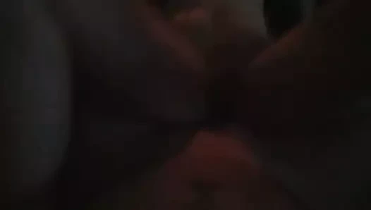 Kırmızı kanepede kısa orgazm