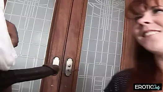 Ihre Stimme zittert während er sie durchnimmt