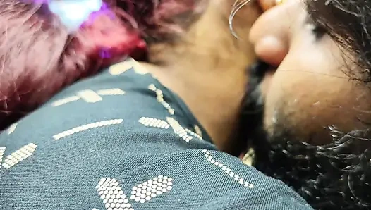 Dil öpücüğü ile ateşli dudak kilidi