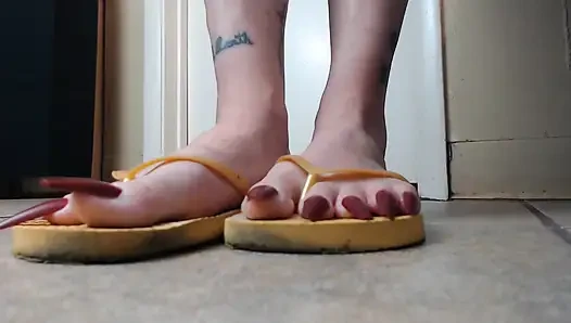 Toenails sarı parmak arası terliklerini sallıyor