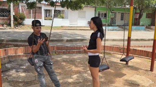 Latin kız prezervatifsiz yabancı tarafından sikiliyor ve hayatlarının en iyi seksini yapıyorlar.