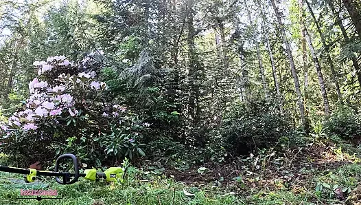 Bahçeyi düzeltiyor