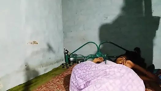 Üvey kız kardeş domaltarak sikişiyor