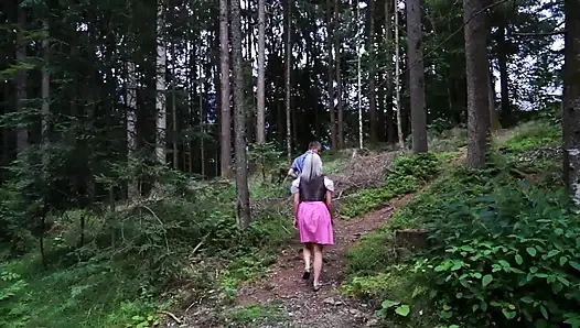 Seksi büyük memeli orta yaşlı seksi kadın açık havada sikiliyor ve büyük amatör yarakla ağzına boşalıyor