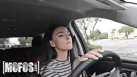 Mofos - jmac ateşli uber sürücüsü Gianna Ivy'den biniyor ve arabasında dildo bulunca onu azdırıyor