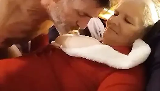Ateşli orta yaşlı seksi iri güzel kadın arkadaşının göğüslerinden ve amından kırbaç kremi yemesine izin veriyor!
