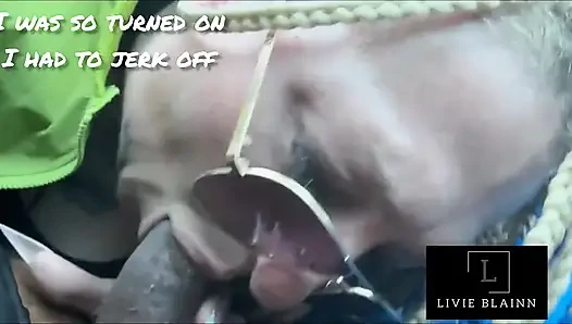 Arabada sikini emiyor beni çok azdırdı