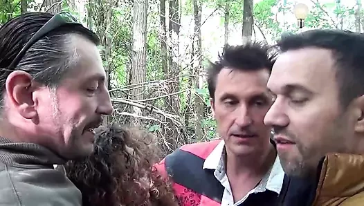 Kıvırcık hatun her iki deliği de büyük yaraklarla sikiyor