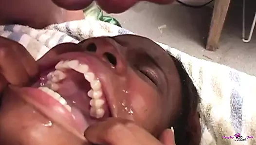 Büyük zenci yarağının tadına bakıyor bayan Armani sıkı şeker duvarlarını siktirmek için çaresiz