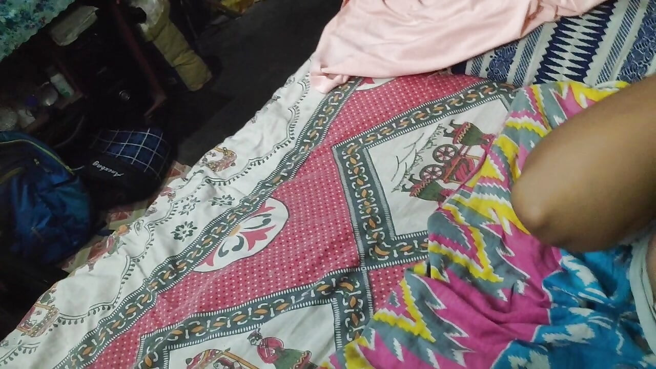 Ateşli utangaç kız ilk buluşmanın tadını çıkardı sevimli utangaç kız ilk deneyimini yaşıyor