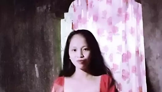 Cristine küçük göğüslerini ve göğüs dekoltesini gösteriyor