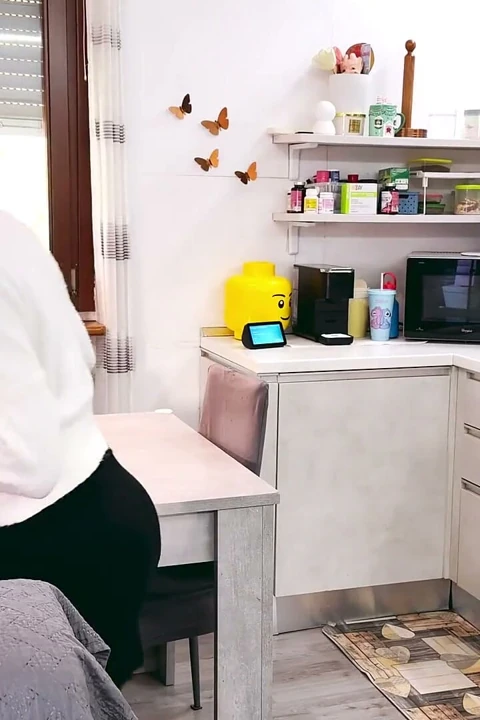 Hayır, beni sikemezsin, sadece külotlu çorabın üstünden bana dokun