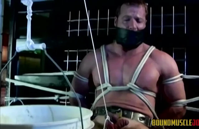 BoundMuscleJocks Sub Gay, Kova Su Topu Germe CBT'ye Dayanıyor