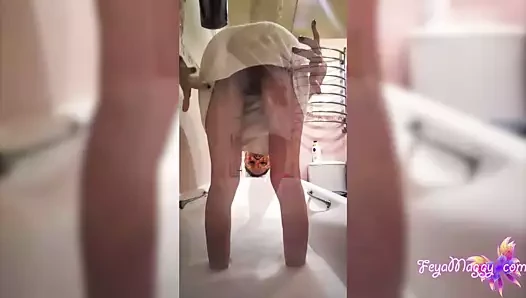 Duş sırasında genç şehvetli oyun kedi seks oyuncakları - solo