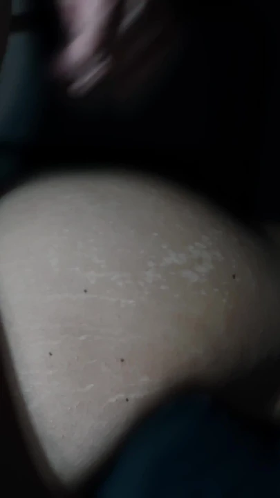 Arkamdan biniyor ve popoma boşalıyor