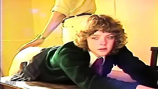 Zavallı genç ateşli kız sınıfta götüne şaplak atıyor