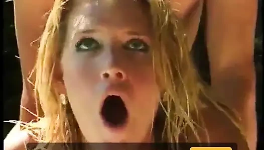 Şanslı adam havuz kenarında ateşli sarışın hatuna yarağını siktiriyor