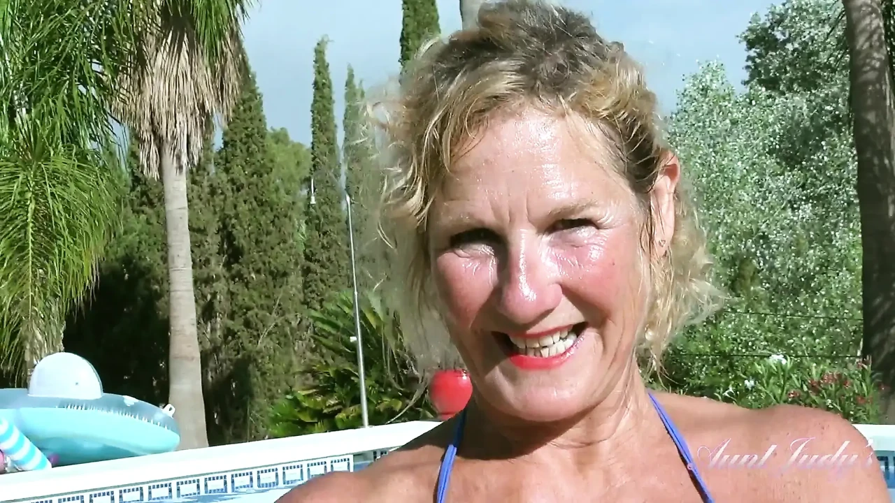 Auntjudys – Dini neue Pool-Lady Mrs. Molly lutscht dir am Schwanz (POV)