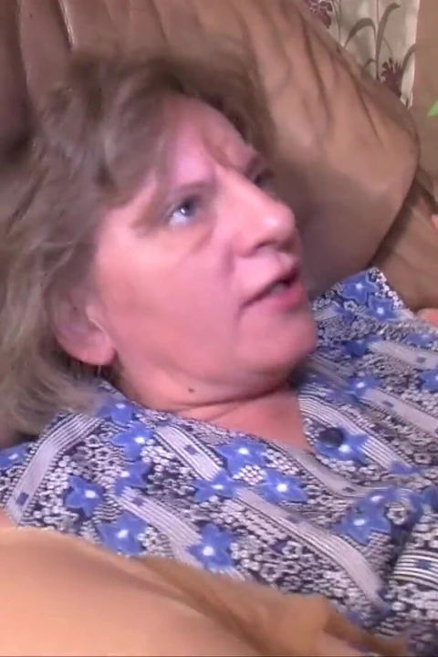 Pirsingli orta yaşlı seksi kadının özel sikişe ihtiyacı var