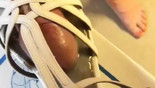 Ich will diese geilen Sandaletten nur noch nackig ficken