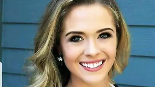 Sahte göğüslerini salla