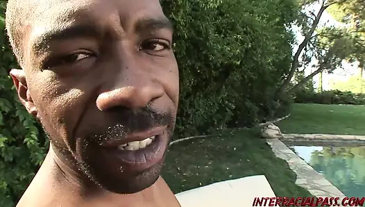 Whitney havuz başında şezlongda seks yapıyor