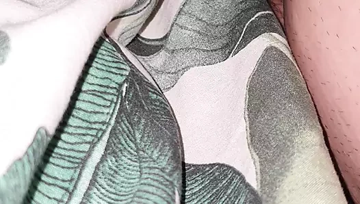 Üvey anne otel odasında şişman üvey oğlunun yarağını sıvazlıyor