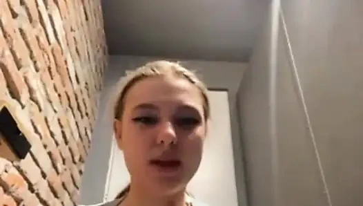 Анальный трах в туалете. Трахаю пальцами киску. Прохожий увидел, как я!