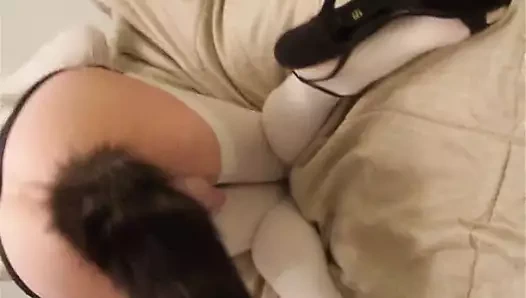 Sissy, tilkisinin tüylü kuyruğunu sallıyor!