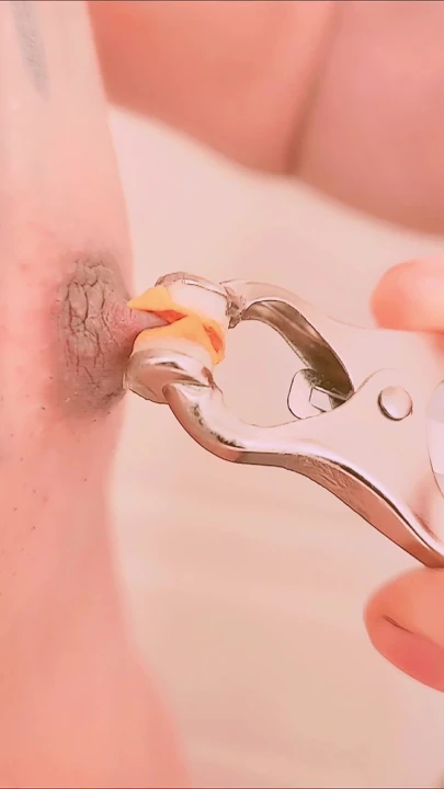 Seksi meme uçlu mükemmel kadın kılıklı iri güzel kadın avcısı yakın çekim buz kıskacı emiciler ve parmaklarla sert meme ucu oyunu | Klip 2
