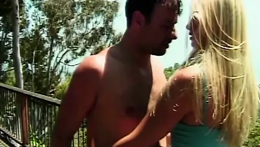 Heißer Pool-Sex mit blonder Studentin