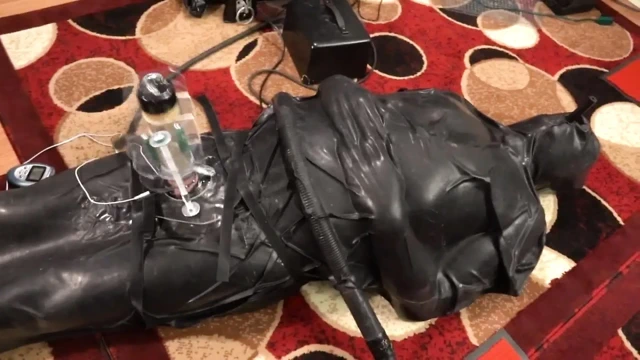 Lateks vac çanta ve elektro venüs 2000 lady diva cane zindanında sağıyor