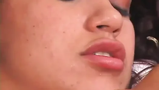 Seksi koyu saçlı sürtük üç anal yarak emiyor biseksüel adamlar tarafından sikilmeyi seviyor