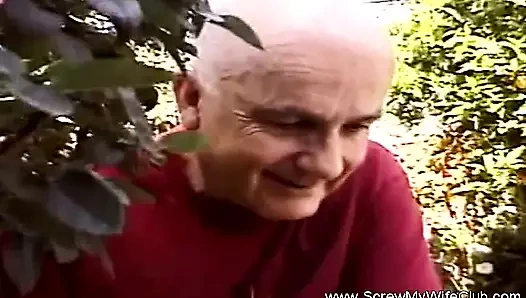 Bu açık havada eş değiştiren üçlü grup seks kayaları!