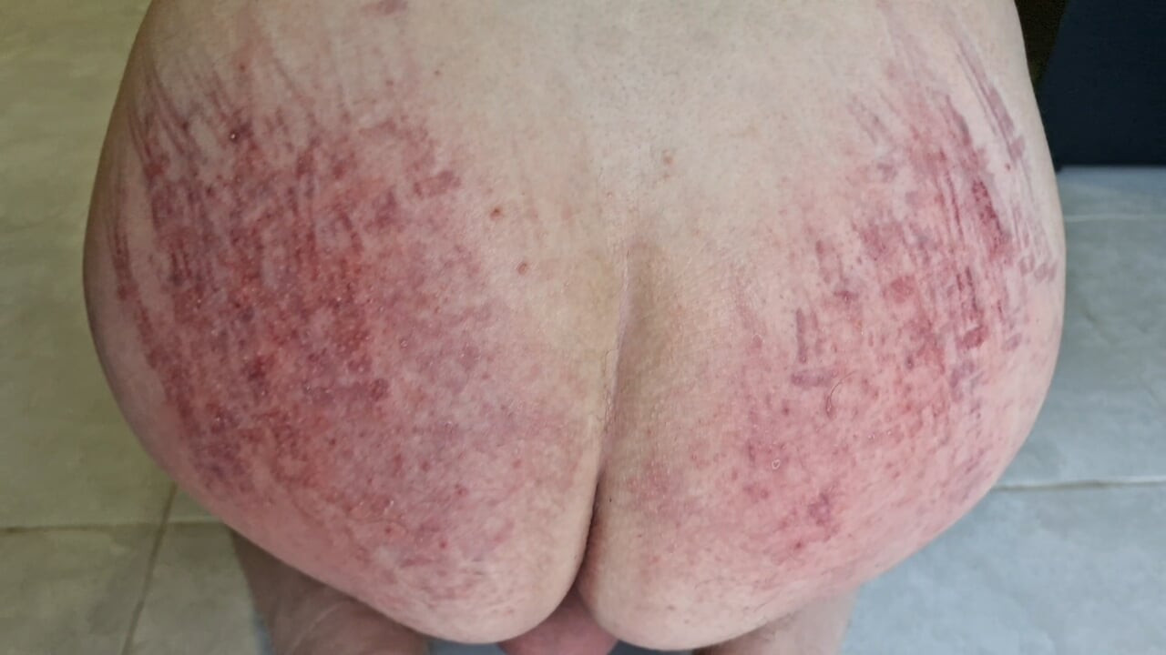 Dominatrix Nika itaatkarını cezalandırıyor. Çıplak göte şaplak atma. Tatilde ceza.