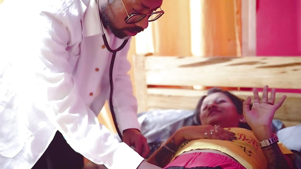 Doktor hastayı görmeye gitti ve o kızı sikti.