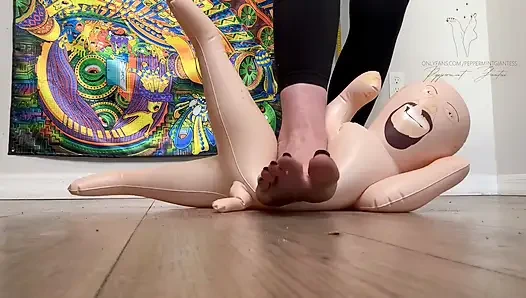 Şişme adam 16 feet büyüklüğünde domine ediliyor ve patlıyor