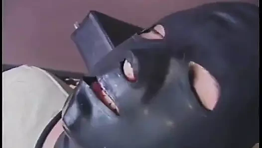 Olgun kadın egemenliği adamın taşaklarına ve yarağının üstüne ateşli ağda döküyor