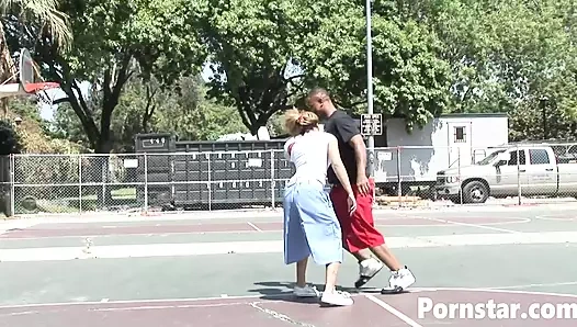 Muhteşem hatun Dior Millian 69 pozisyonunda ve büyük zenci yarağını emiyor