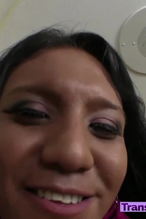 Tatlı trans kız kahve makinesine işiyor ve daha iyi yapıyor