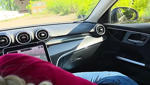 Büyük memeli evli kadın arabada sikimi emiyor ve tüm dölleri yutuyor