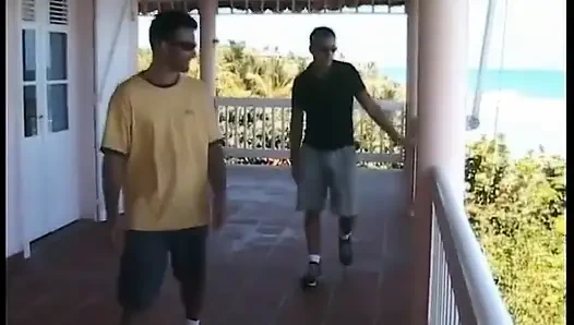 Güneşin altında anal sikiş