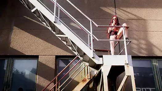 Metal merdivenlerde teşhircilik