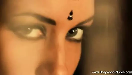 Göbek dansı yapan esmer güzel