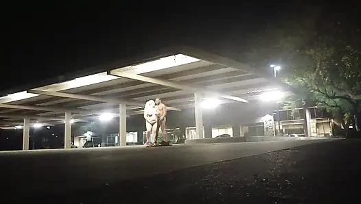 Boş bir otoparkta riskli seks!